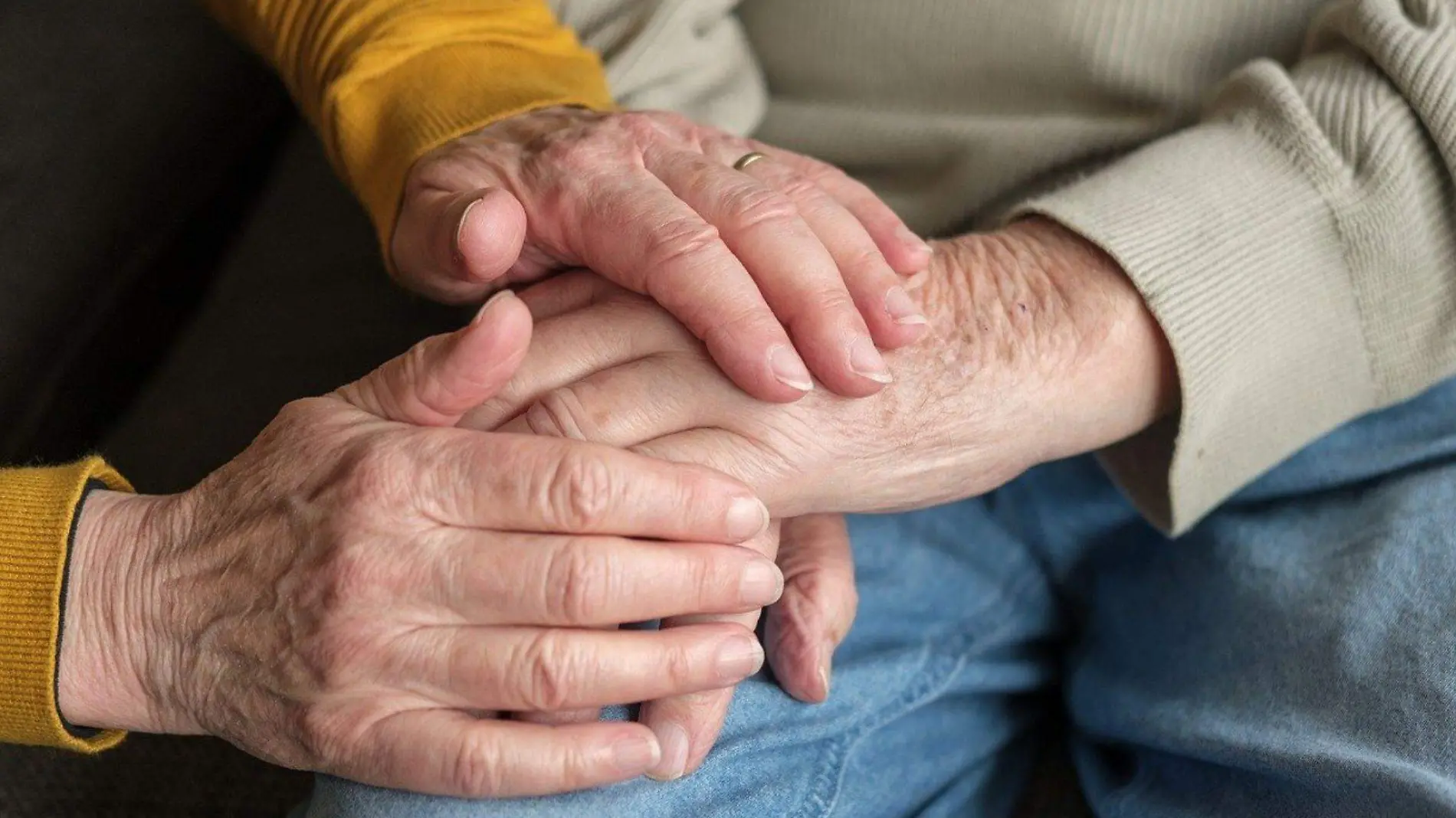 adultos mayores tomados de la mano